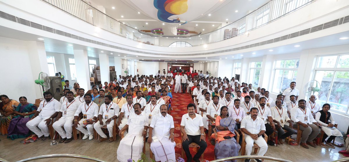 Udhaystalin's tweet photo. வலிமையான நம் தி.மு.கழகத்திற்கு மேலும் வலுசேர்த்திடும் வகையில் செயலாற்றி வரும்  23 சார்பு அணி நிர்வாகிகளை மாவட்டம் தோறும் சென்று சந்தித்து கலந்துரையாடி வருகிறோம்.

அந்த வகையில், சிவகங்கை மாவட்டத்தைச் சேர்ந்த கழக சார்பு அணி நிர்வாகிகளை திருப்பத்தூர் மண்ணில் இன்று சந்தித்து ஆலோசனைகளை வழங்கினோம்.

எந்த ஆதிக்கத்துக்கும் அடங்காத வரலாற்றைக் கொண்டது சிவகங்கை மண் என்பதை நிரூபிக்கும் வகையில், அடிமைகள் - பாசிஸ்டுகளின் கூட்டணியை 2026 சட்டமன்றத் தேர்தலில் வீழ்த்திட வேண்டும் என்று உரையாற்றினோம்.

எதிர்வரும் சட்டமன்றத் தேர்தலில் 200-க்கும் அதிகமான தொகுதிகளில் கழக அணி வெல்ல சிவகங்கை மாவட்டத்தில் உள்ள 4 தொகுதிகளிலும் நாம் வெற்றி பெற வேண்டும். இந்தச் சாதனையை படைக்க சார்பு அணி நிர்வாகிகள் அயராது உழைக்க வேண்டும் என்று எடுத்துரைத்தோம்!

@OfficeOfKRP @TamilarasiMLA @GprMadurai
