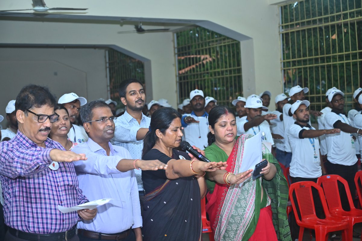 Drivers, including all the participants, took the pledge on #RoadSafety &amp; #DriveSafe. #ComeHomeSafe