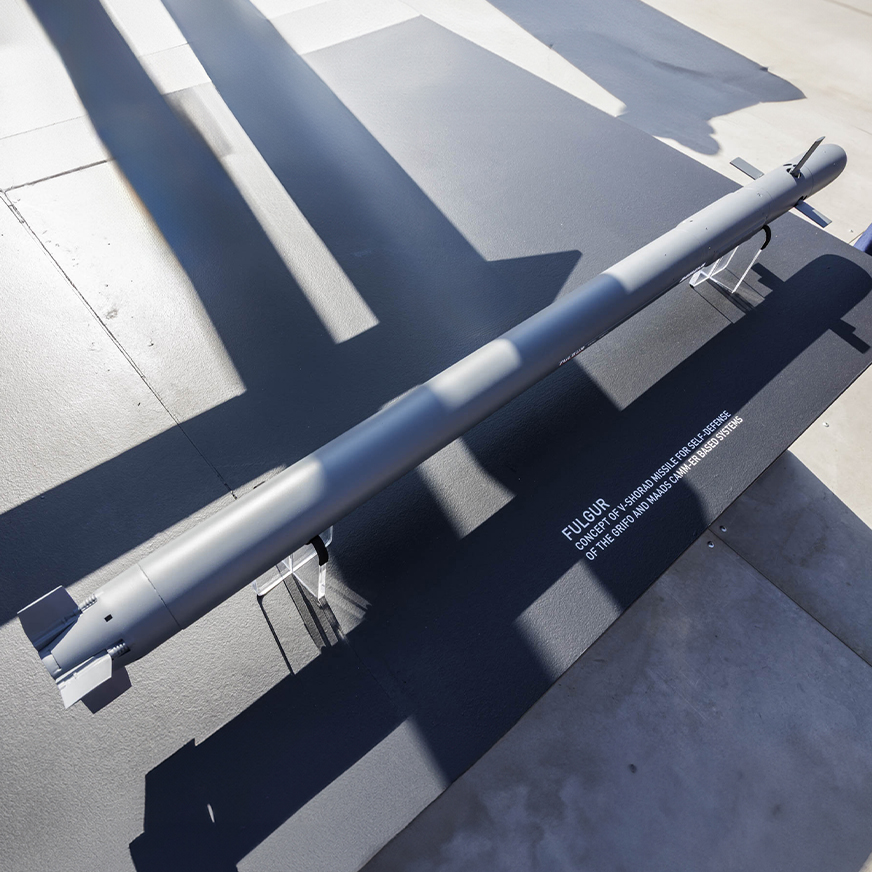 MBDAFrance's tweet photo. Son nom a été dévoilé le premier jour du #ParisAirShow: MBDA a signé un accord pour développer #FULGUR, un missile VSHORAD supersonique pour l'armée italienne 🇮🇹
- Fire-and-forget
- Contre les drones, hélicoptères et jets
- Intégré au Sky Warden
🗞️ https://t.co/48f7cOpr4O https://t.co/WDRa7KGEXe