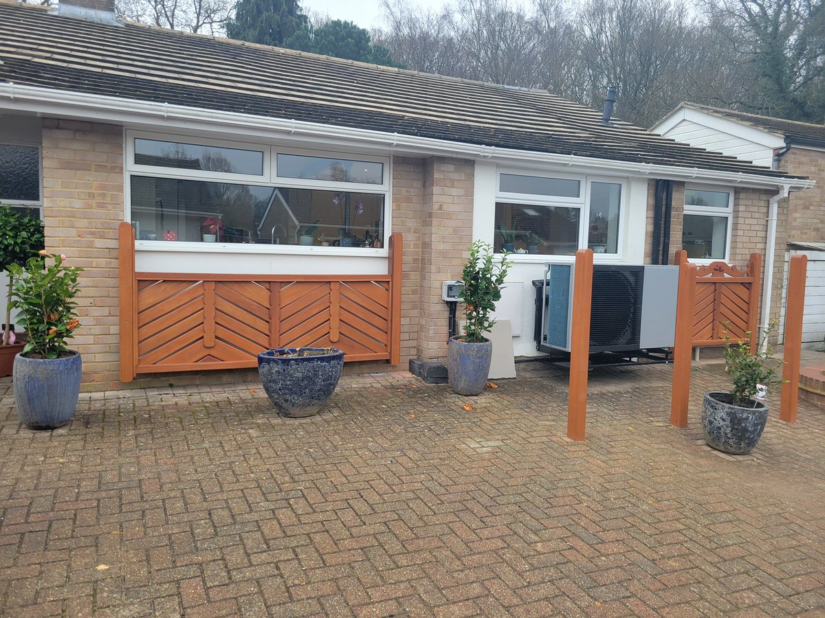 southgatetimber's tweet image. A fencing project that turns heads 🪵✨
Crafted with our Western Red Cedar P.A.R. timber, this trellis-style design is anything but standard.

southgatetimber.co.uk/catalog/wester…

#CedarFence #FencingDesign #SouthgateTimber #TrellisPanel #OutdoorSpaces #GardenDesign #WesternRedCedar