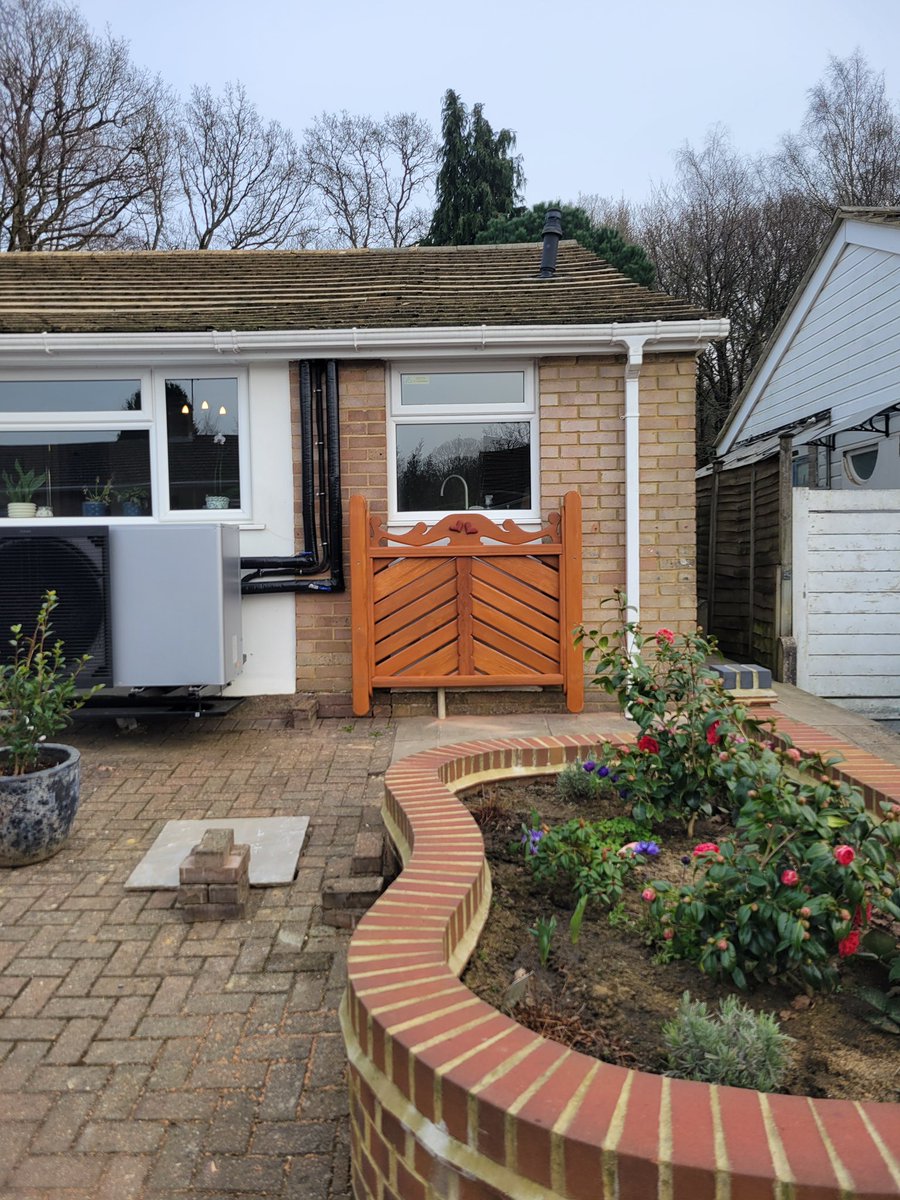 southgatetimber's tweet image. A fencing project that turns heads 🪵✨
Crafted with our Western Red Cedar P.A.R. timber, this trellis-style design is anything but standard.

southgatetimber.co.uk/catalog/wester…

#CedarFence #FencingDesign #SouthgateTimber #TrellisPanel #OutdoorSpaces #GardenDesign #WesternRedCedar