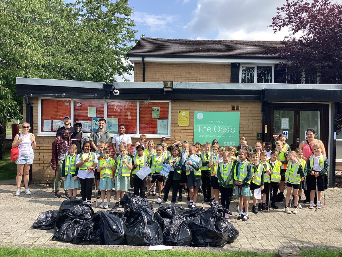 MrsRiggMG's tweet photo. Year 3 wrote some persuasive letters to @irwellvalley about the litter we can see in our local area and what can be done about it. We met Irwell Valley volunteers to carry out a litter pick of our area. We made such a difference in half an hour 😊😁@FocusTrust1 @TeamManorGreen https://t.co/WE7smaFLPh