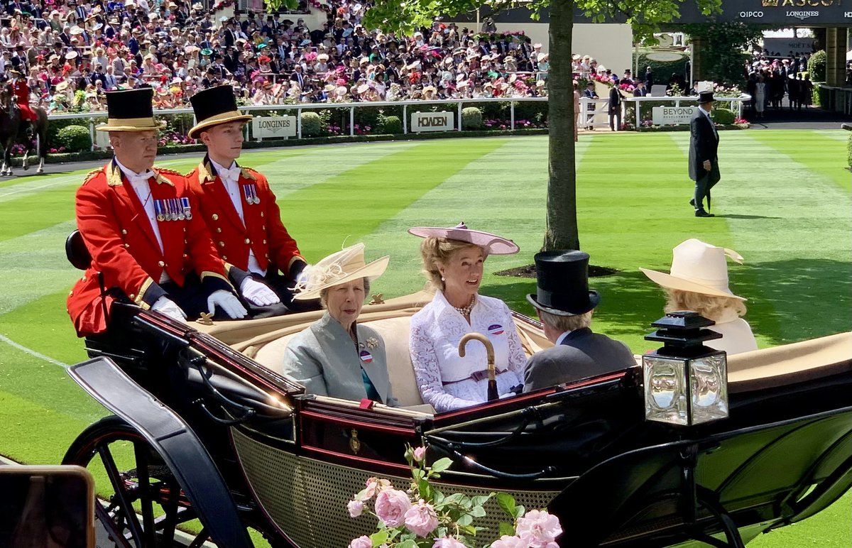 In the second carriage is The Princess Royal and the Duke and Duchess of Wellington.

They are joined by The Queen’s sister, Annabel Elliot.

#RoyalAscot