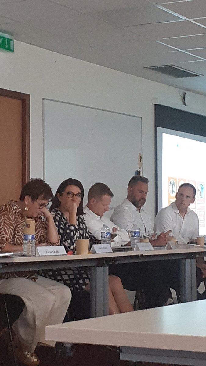 JulienBarre76's tweet photo. Session de la Chambre d'#Agriculture des #PaysdelaLoire permettant de faire le point notamment sur l'ambition matière de qualité de l'#eau et de stratégie en faveur de l'#élevage, un des marqueurs de cette grande région #agricole ancrée dans les transitions.
@Prefet44 https://t.co/NsSTko2Jg1