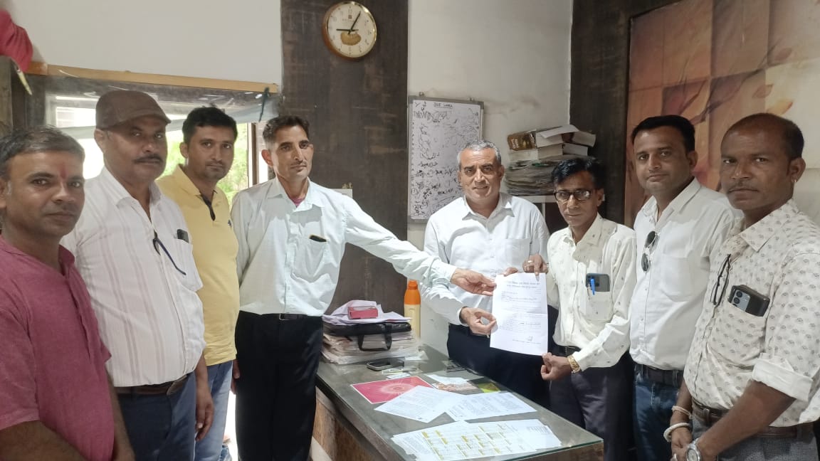 घनश्याम लबाना जिला डूंगरपुर प्रदेश मीडिया प्रभारी (@labanaghanshyam) on Twitter photo माननीय <a href="/BhajanlalBjp/">Bhajanlal Sharma</a> जी
<a href="/KumariDiya/">Diya Kumari</a> जी
पंचायत शिक्षक विद्यालय सहायक के पद सृजित कर नियमित कर हमें अनुग्रहित करावे
विनम्र निवेदन है <a href="/Kanakmalbjp/">kanakmal Katara (मोदी का परिवार)</a> से अनुग्रह है संज्ञान लीजिए विगत 17 सालों से हताश हैं हम सभी संघर्ष कर रहे 24000 परिवार <a href="/Rajsanvidha/">संयुक्त संविदा मुक्ति मोर्चा राजस्थान</a> <a href="/RajGovOfficial/">Government of Rajasthan</a> <a href="/RSSRashtriya/">राजस्थान शिक्षक संघ (राष्ट्रीय)</a> माननीय <a href="/BhajanlalBjp/">Bhajanlal Sharma</a> जी
<a href="/KumariDiya/">Diya Kumari</a> जी
पंचायत शिक्षक विद्यालय सहायक के पद सृजित कर नियमित कर हमें अनुग्रहित करावे
विनम्र निवेदन है <a href="/Kanakmalbjp/">kanakmal Katara (मोदी का परिवार)</a> से अनुग्रह है संज्ञान लीजिए विगत 17 सालों से हताश हैं हम सभी संघर्ष कर रहे 24000 परिवार <a href="/Rajsanvidha/">संयुक्त संविदा मुक्ति मोर्चा राजस्थान</a> <a href="/RajGovOfficial/">Government of Rajasthan</a> <a href="/RSSRashtriya/">राजस्थान शिक्षक संघ (राष्ट्रीय)</a>