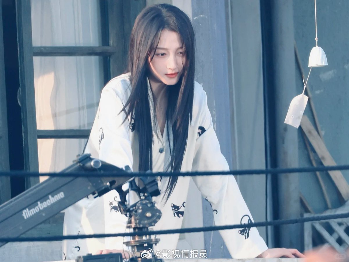 FKShi's tweet photo. Candid photo &amp; video of #GuanXiaoTong filming drama #耀眼/ #YaoYan/ #Dazzling.                  

~Weibo 17 Jun 2025~ https://t.co/oUwjN9ZOKr