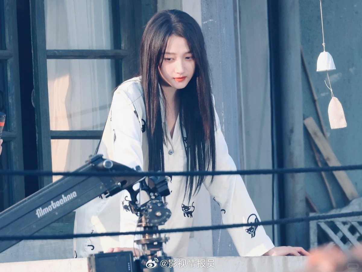 FKShi's tweet photo. Candid photo &amp; video of #GuanXiaoTong filming drama #耀眼/ #YaoYan/ #Dazzling.                  

~Weibo 17 Jun 2025~ https://t.co/oUwjN9ZOKr