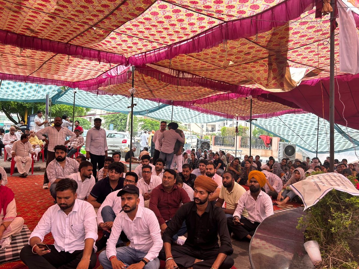 ASAP4Students's tweet image. ASAP छात्रों की मांगों के साथ मजबूती से खड़ा है‼️

👉HAU ने स्कॉलरशिप के लिए पात्रता 70% से बढ़ाकर 75% की जिससे सैकड़ों छात्र वंचित हो जाएंगे

👉छात्रों द्वारा आवाज़ उठाने पर प्रशासन ने किया लाठीचार्ज

👉कुलपति को बर्खास्त ना करने पर जंतर मंतर पर जोरदार प्रदर्शन किया जाएगा