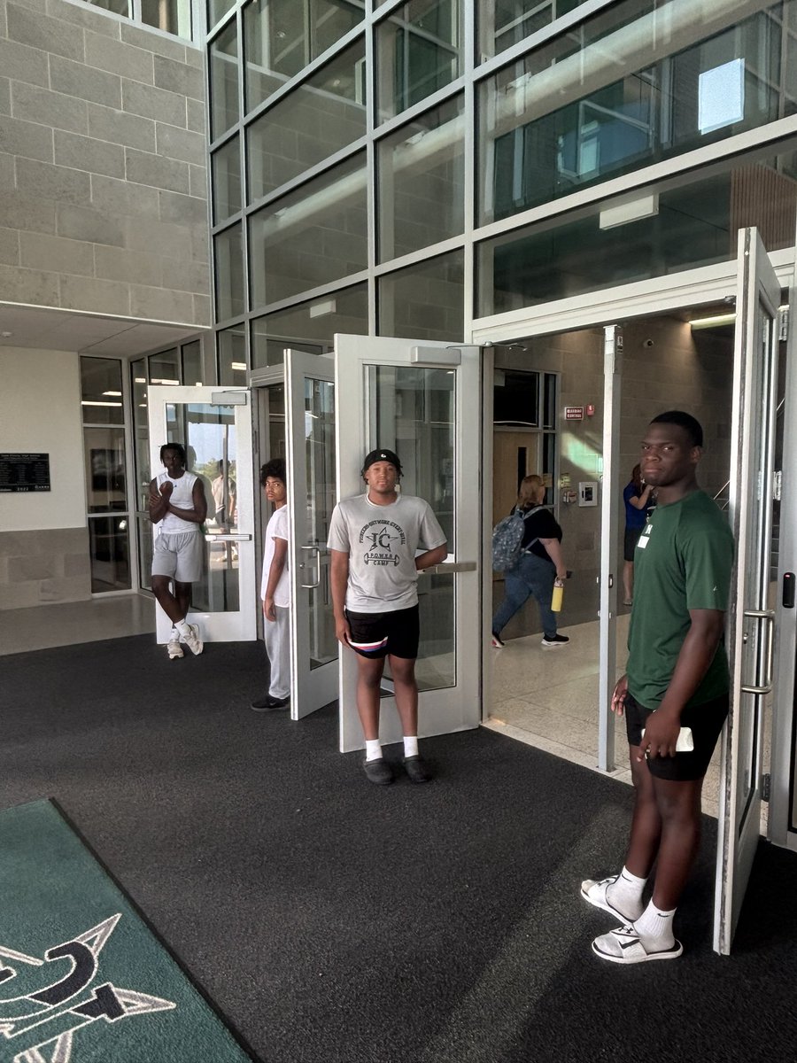 It’s always great to see <a href="/ICHS_Sports/">Iowa Colony High School Athletics</a> athletes helping out. Thank you for helping teachers from across <a href="/AlvinISD/">Alvin ISD</a> get in safely this morning.