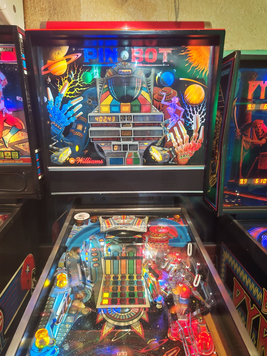 CEO31525474's tweet photo. #ミカド1周クリア番長
#ゲーセンミカド
#ナツゲーミカド
#ピンボール
#PINBOT
ナツゲーミカド地下一階のピンボールのひとつ。記録は402430。なんかすると奥にある大きな口が開く。(画像は開いてる)
開くとそこにピンボールをはめる穴が2つある。2つはめたら何がおこるだろうか? https://t.co/CStDDpFclo