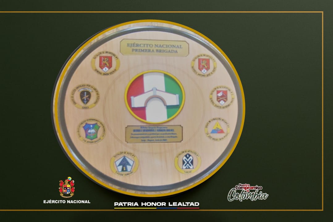 SabíasQue la #PrimeraBrigada cuenta con su escudo de armas, símbolo institucional que representa el orgullo y sentido de pertenencia de quienes han integrado esta unidad orgánica del Ejército Nacional.

El escudo de la Primera Brigada está compuesto por su emblema central,
