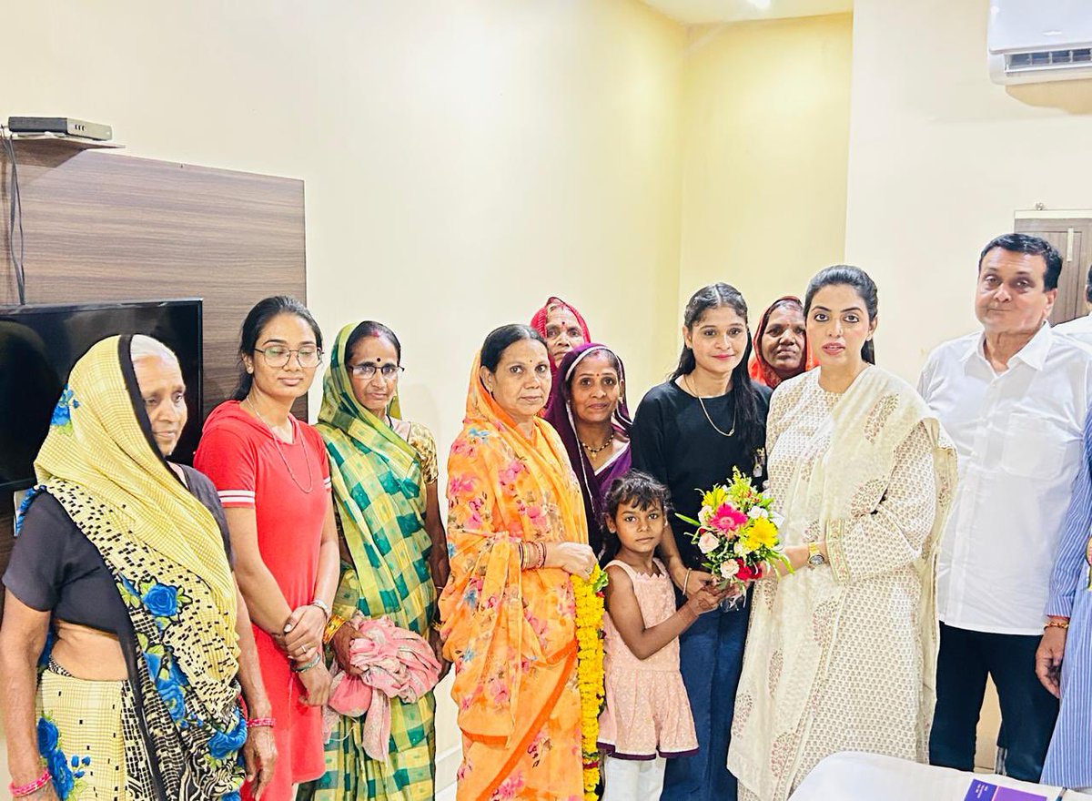 DivyaMaderna's tweet photo. आज जिला कांग्रेस कमेटी, भोपाल द्वारा आयोजित सभी विभागों, प्रकोष्ठों और कमेटियों की संयुक्त बैठक सफलतापूर्वक संपन्न हुई।

बैठक में संगठनात्मक मजबूती, आगामी कार्यक्रमों की रणनीति और कार्यकर्ताओं की भूमिका पर गहन चर्चा हुई। सभी पदाधिकारियों ने सक्रिय भागीदारी के साथ अपने विचार रखे और आने वाले समय में संगठन को और मज़बूत करने का संकल्प लिया।

इसके अतिरिक्त एक महत्वपूर्ण बैठक फंदा ब्लॉक के ग्राम नीलबड़ में, होटल SMR (हजूर विधानसभा क्षेत्र) में भी आयोजित की गई, जहां क्षेत्रीय कार्यकर्ताओं के साथ विचार-विमर्श कर संगठन को बूथ स्तर तक मज़बूत करने की रणनीति पर चर्चा हुई।

यह केवल बैठक नहीं थी, यह एकजुटता और प्रतिबद्धता का प्रतीक थी। हम सब मिलकर राहुल गांधी जी के नेतृत्व में कांग्रेस की विचारधारा को घर-घर पहुँचाएँगे।