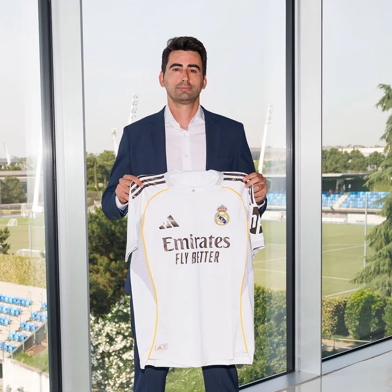 Première Ligue Reporter (@clem_reporter) on Twitter photo 🚨 OFFICIEL ! Pau Quesada 🇪🇸 est le nouvel entraîneur du Real Madrid féminin ! 👔
📸 <a href="/realmadridfra/">Real Madrid C.F. 🇫🇷</a> 🚨 OFFICIEL ! Pau Quesada 🇪🇸 est le nouvel entraîneur du Real Madrid féminin ! 👔
📸 <a href="/realmadridfra/">Real Madrid C.F. 🇫🇷</a>