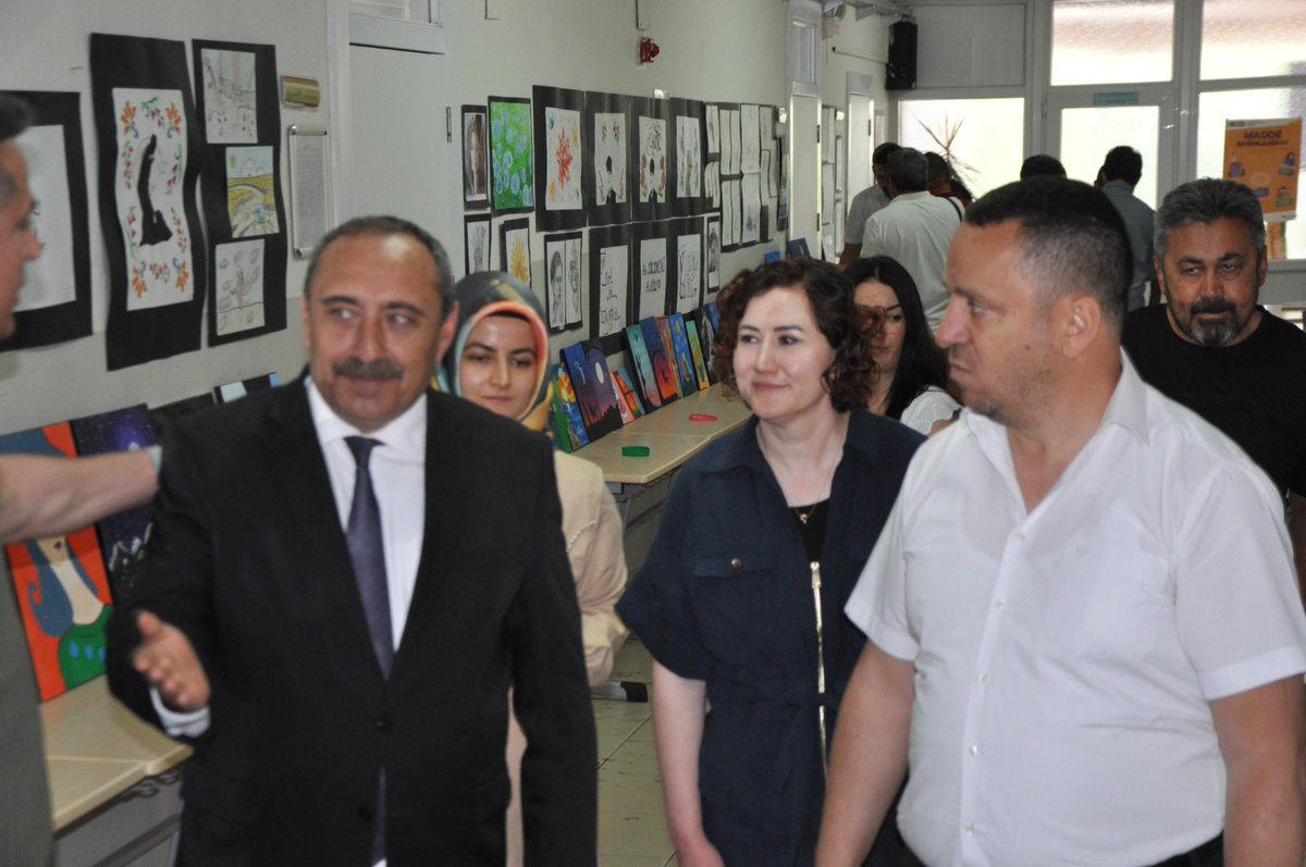 MelikgaziMEM's tweet photo. Şube müdürlerimiz Ramazan Özer ve Ahmet Çakır, Şehit Tarık Koçoğlu Anadolu Lisesi tarafından düzenlenen resim sergisi açılışına katılarak öğrencilerimizin sanata dair emek ve yeteneklerine yakından tanıklık ettiler. https://t.co/OUuicwH67E