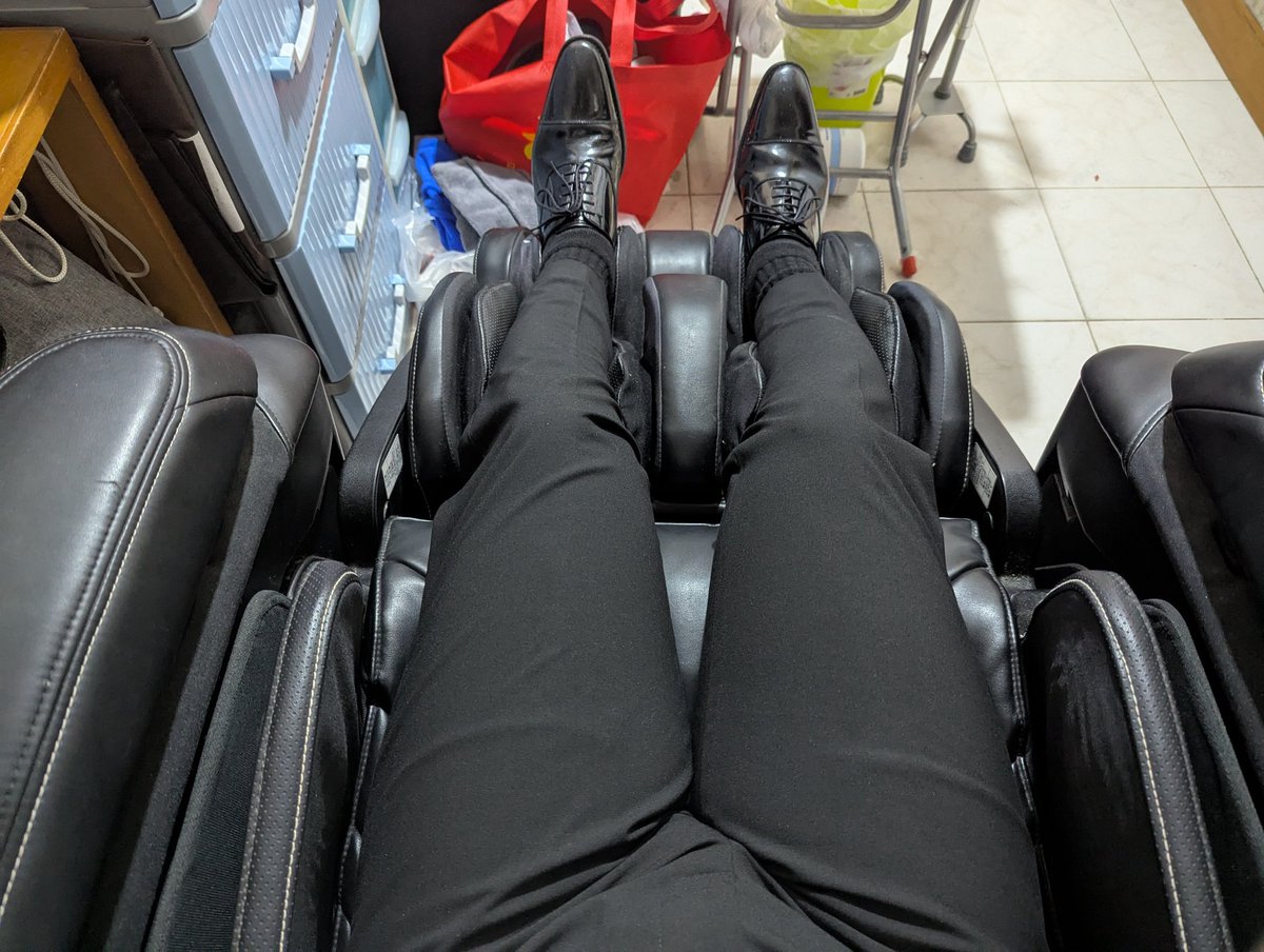 Need a (human) massage chair after work. Need a full body massage deeeeeeep inside out 😳 #leathershoes #gay #Hong_Kong #massage_chair #black_suit #suit