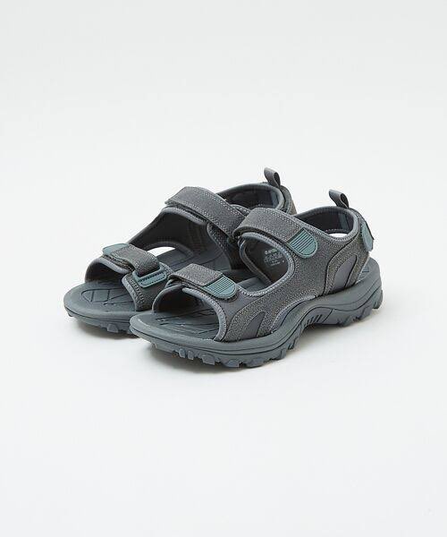 長年愛用していたCHACOのサンダルが昨年遂に寿命を迎えてしまったので、梅雨が明ける前にイギリス軍のトロピカルサンダルをモダンなアーバングレーカラーで復刻したHI-TECのコチラを購入しました。スウェード素材とカラーリングもあってニューバランスみがありますね。