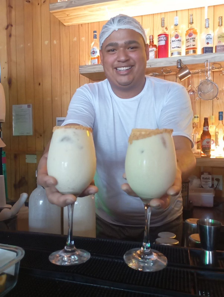 Queridos amigos  venho aqui compartilhar com vocês  que eu me dedico mutuamente ao meu trabalho então estou aq compartilhando. eu estou aq sendo promovido dentro meu trabalho a ser barman e aprender bastante obrigado Deus agradeço pelo discernimento que você me der um biscoito ai