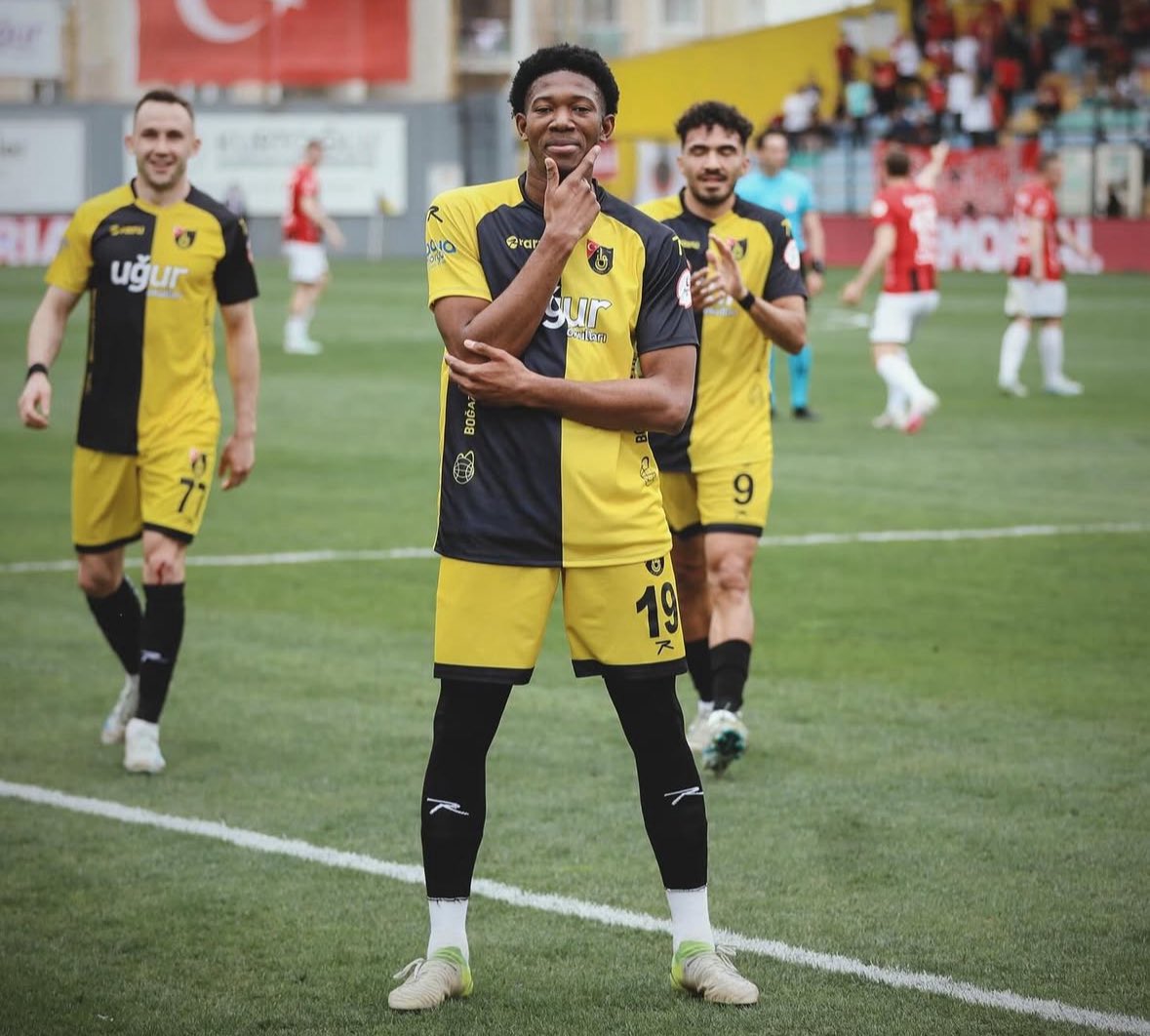 🚨 Feyenoord a fait une offre de 3,5 millions d’euros pour Gaoussou Diarra ! 🇲🇱

📝 Accord entre Diarra et Feyenoord déjà conclu reste à obtenir le feu vert du président d’Istanbulspor.

🥇 Potentiellement la vente la plus chère de l’Histoire de la D2 turque, battant le record de