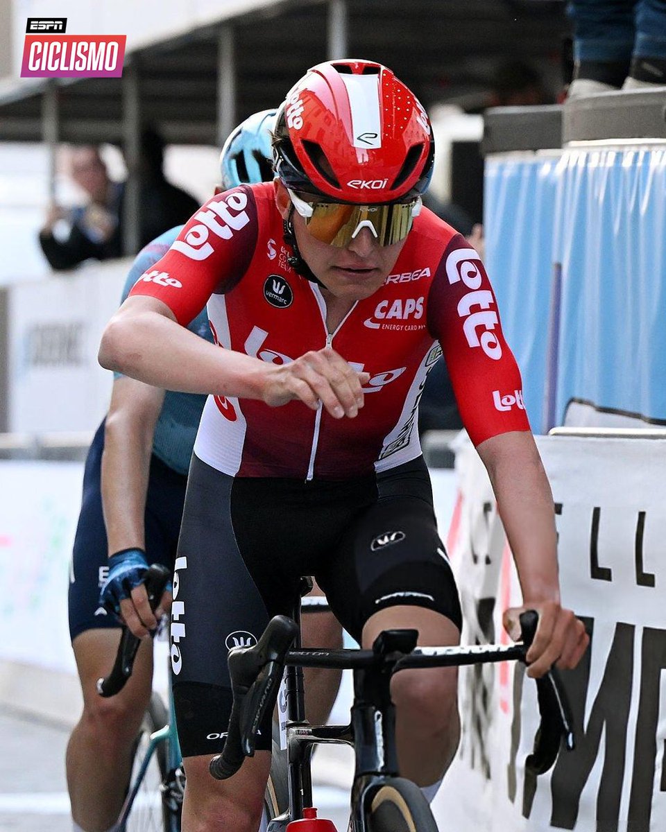ESPNCiclismo's tweet photo. Triunfo y liderato de #Widar: el joven belga se quedó con la etapa 3 del #GiroNextGen y pasó al frente en la general. 👊🇧🇪
🤏 Lo siguieron Lorenzo #Finn y Adriá #Pericas. https://t.co/n1bAdG5yOt