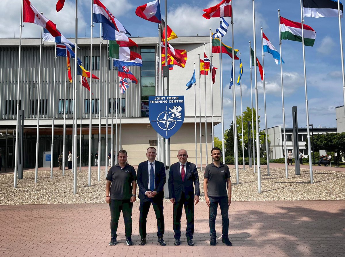 📍CWIX 2025 | Bydgoszcz, Polonya 

NATO Müttefik Komutanlığı liderliğinde gerçekleştirilen CWIX25 tatbikatına Ulak Haberleşme olarak katılım sağladık.

NATO müttefiklerinden 3.000’i aşkın personelin yer aldığı bu uluslararası tatbikatta, komuta-kontrol kabiliyetleri, BT