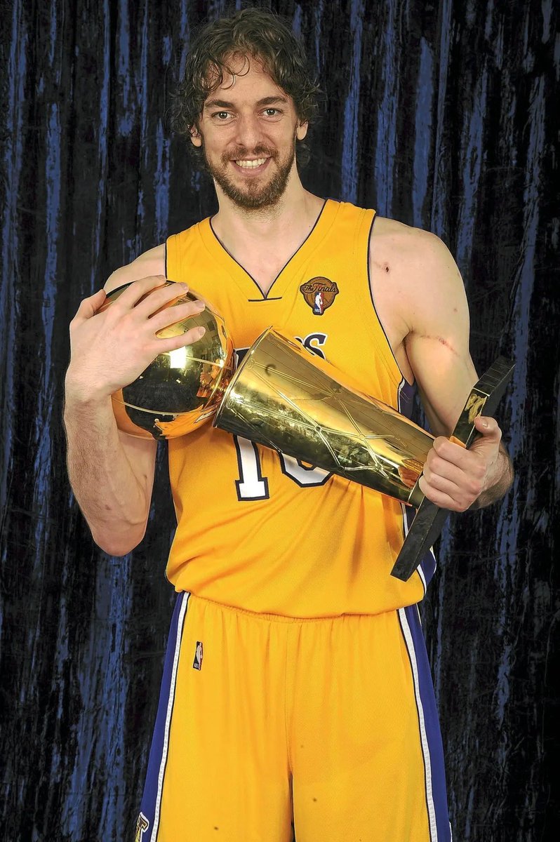 PauGasolAcademy's tweet photo. Hace 15 años, Pau Gasol ganó su segundo anillo de la NBA. Un hito que celebramos hoy con emoción y gratitud 💭

10 years ago, Pau won his second NBA Championship 💜💛

#lalakers #losangeles #kobebryant #bryant #gasol #championship #nba #nbafinals #PauGasol #MambaForever #Lakers https://t.co/yE6OUprs0m