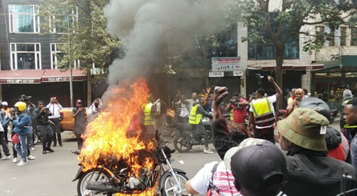 AfricaMediaView's tweet photo. Ojwang’s murder: Motorbike set ablaze during Tuesday’s demonstration as protesters demand the resignation of DIG Eliud Langat

Follow @KiviavianoMedia https://t.co/0e3QNq0YpD