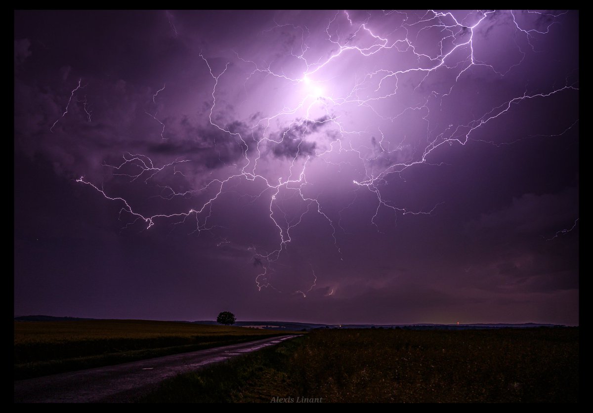 Et soudainement, l'éclair.
Stacking de 2 clichés, 40 sec en tout.
Durant les orages de samedi dernier, entre Allier &amp; Puy de dome.
#orage #Auvergne