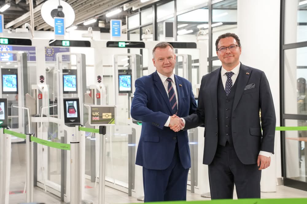 DanielMitov's tweet image. π§π¬π¬π§ Happy to welcome first British tourists through our new e-gates in Sofia, alongside UK Minister Nick Thomas-Symonds. Faster entry, stronger ties, and a boost for tourism! πβ¨ #Bulgaria #UK #Tourism