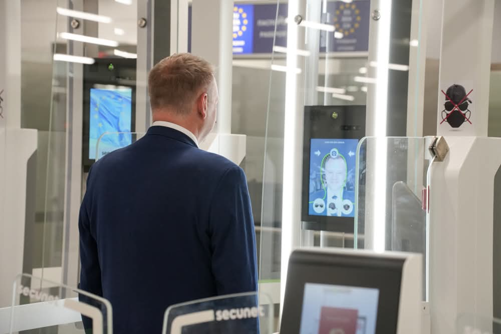 DanielMitov's tweet image. π§π¬π¬π§ Happy to welcome first British tourists through our new e-gates in Sofia, alongside UK Minister Nick Thomas-Symonds. Faster entry, stronger ties, and a boost for tourism! πβ¨ #Bulgaria #UK #Tourism