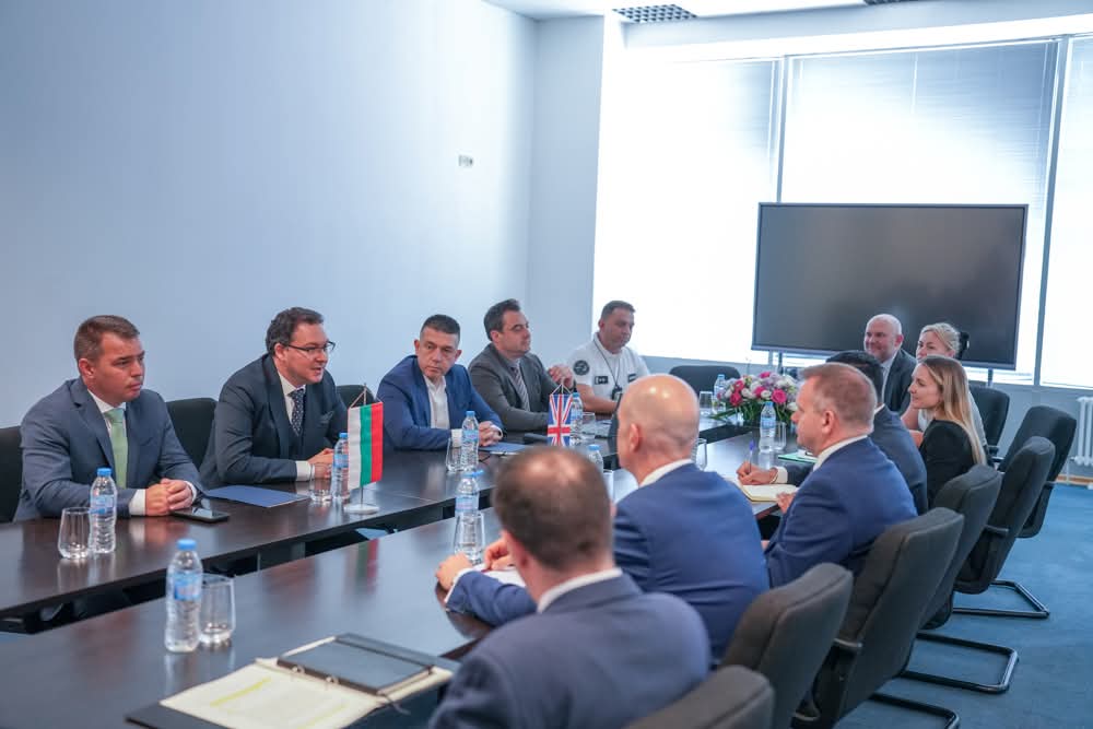 DanielMitov's tweet image. π§π¬π¬π§ Happy to welcome first British tourists through our new e-gates in Sofia, alongside UK Minister Nick Thomas-Symonds. Faster entry, stronger ties, and a boost for tourism! πβ¨ #Bulgaria #UK #Tourism