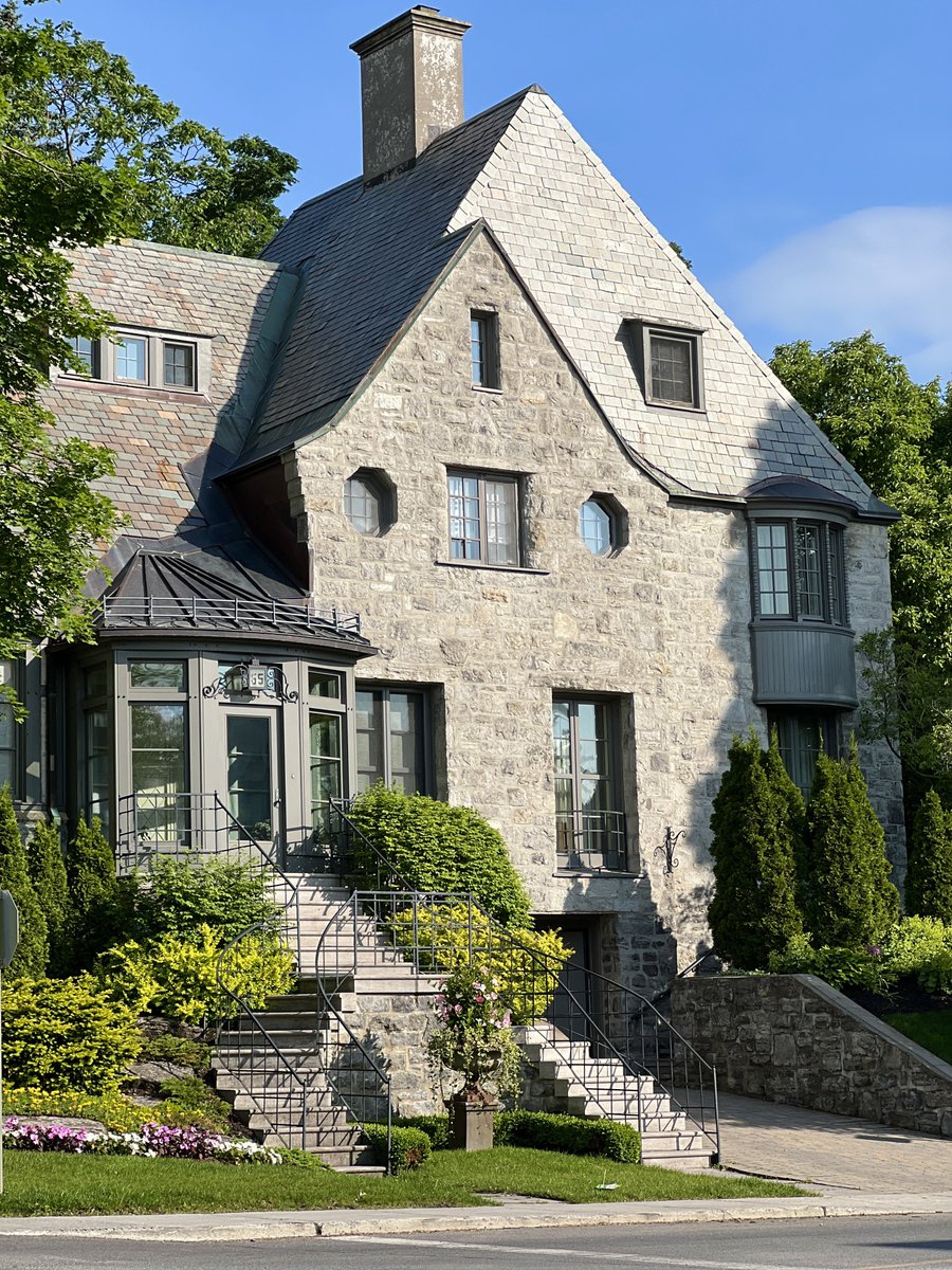 لاحظوا اهمية التشجير وكيف تخلي شكل الشوارع والبيوت والحواري اجمل

صورت هذي الصورتين قبل شوي وانا اجري