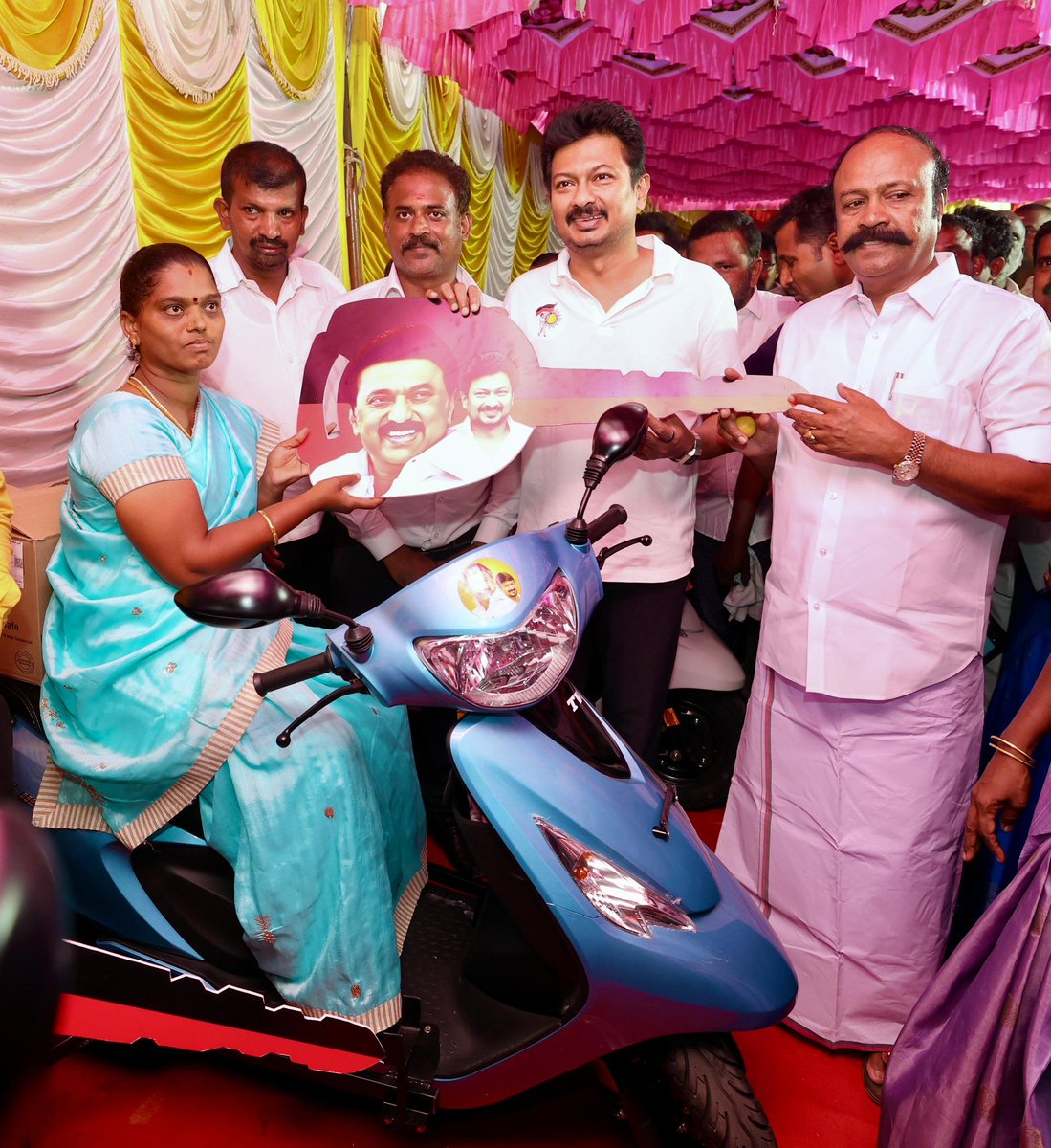 Udhaystalin's tweet photo. முத்தமிழ் அறிஞர் கலைஞர் அவர்களின் பிறந்த நாளை முன்னிட்டு சிவகங்கை மாவட்டக்கழகம் சார்பில் 20 மாற்றுத்திறனாளி சகோதர- சகோதரிகளுக்கு மூன்று சக்கர ஸ்கூட்டரை திருப்பத்தூரில் இன்று வழங்கினோம்.

மாற்ற���த்திறனாளி தோழர்களுக்கு கழகம் என்றும் துணை நிற்கும் என அவர்களை வாழ்த்தினோம்.

@OfficeOfKRP