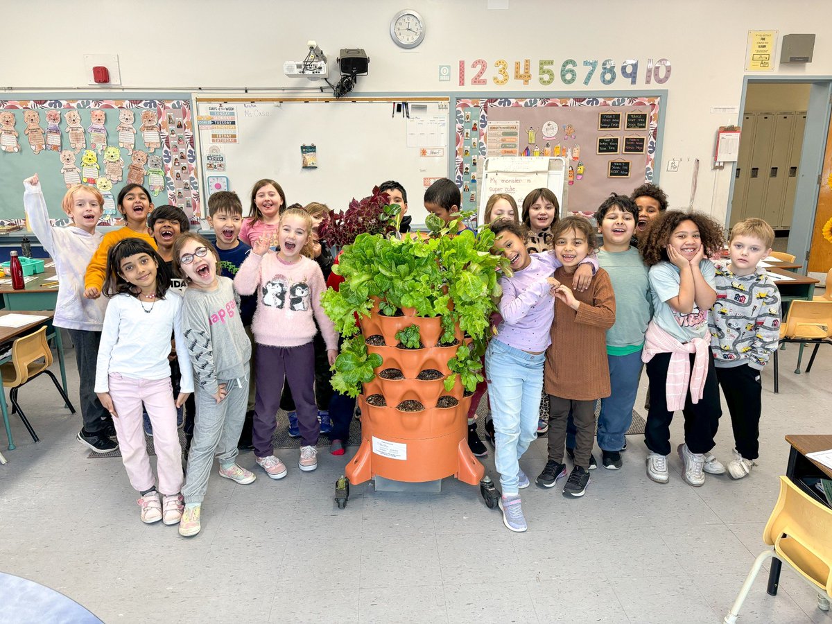Félicitations aux gagnants du concours annuel de photos #JardinerEnClasse du ROPE :
🏆 Brittany Potier – D. Roy Kennedy PS @ocdsb
🏆 Tanya Ladurantaye – <a href="/StCeciliaOCSB/">St. Cecilia School</a>
🏆 Karmia Triki – ÉÉP L’Odyssée <a href="/MonCepeo/">CEPEO</a>
Merci à tous ceux et celles qui ont partagé de merveilleux moments!