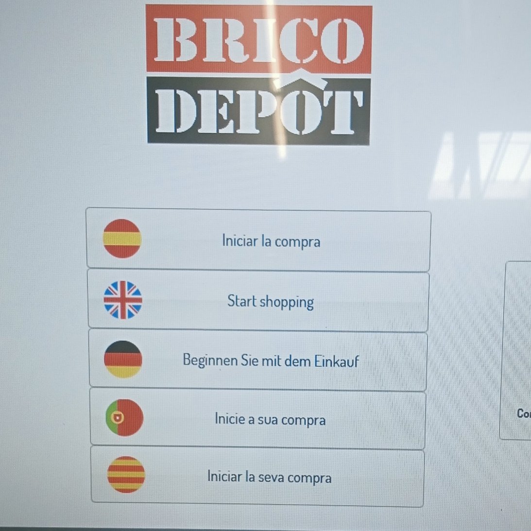 Azalera handiko denda eta kateek autokobrantza kutxetara bideratzen gaituzte (askotan nahitaez).
Erosketa euskaraz egiteko aukerarik ematen al dute?
🛑Enpresa hauei euskara eta bezeroekiko aitortza erakutsi dezaten eskatu nahi diegu. Lagunduko diguzu?
💻euskararentelefonoa.eus