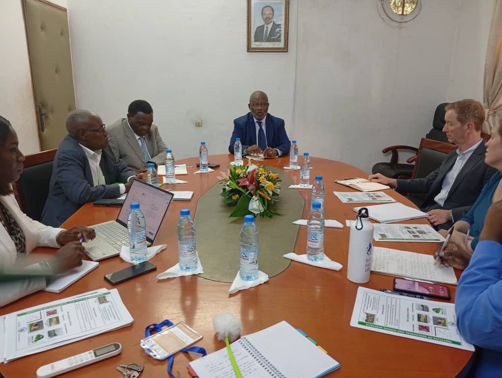 UKinCameroon's tweet image. We also met with @IFAD to explore how they’re supporting local cocoa &amp;amp; coffee producers ☕🍫
Their focus: sustainable production that protects forests and livelihoods. 🌳🤝 #Agroforestry #SustainableFarming #ZeroDeforestation