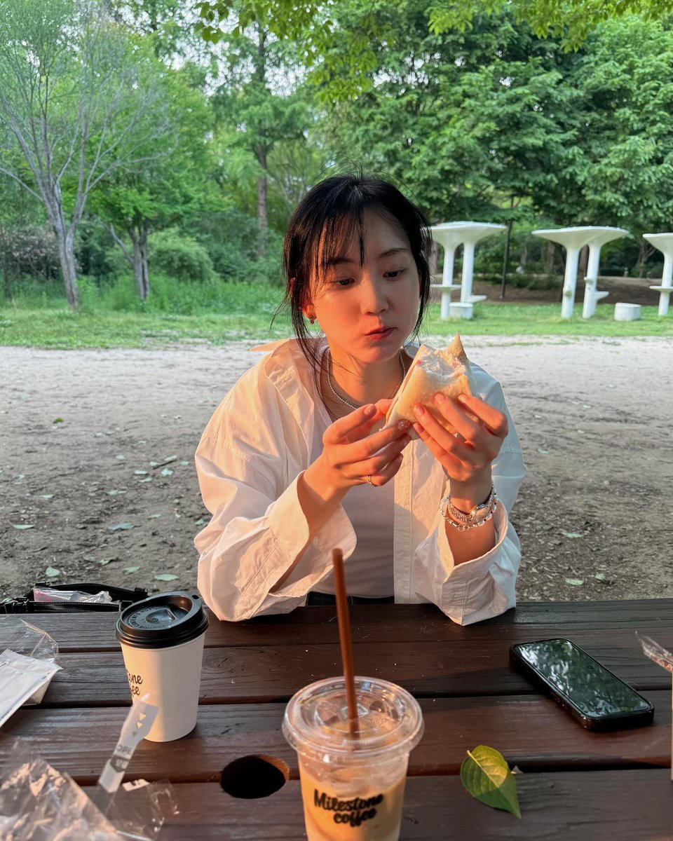 아침에 둘이 조깅 나와서 뛰다가 
커피랑 샌드위치 사서
공원에 앉아서 아침 먹는 겨울정원