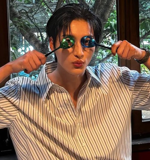 это мог бы быть мем где первая фотка  для всех подписчиков и вторая для близких друзей но это пак сонхва и у него все вместе