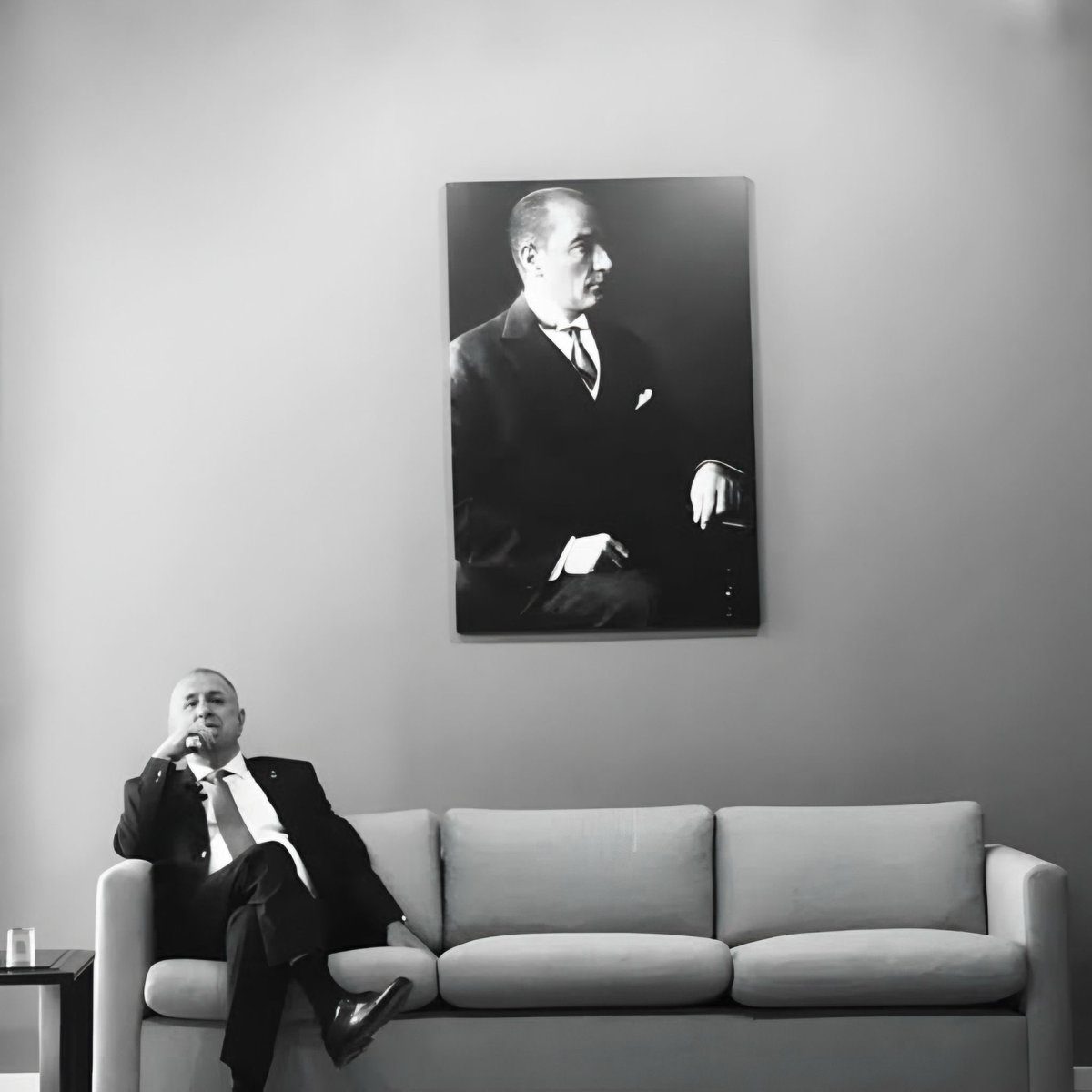 2 yıl 4 aylık hapis cezası kabul edilemez!  Yerinde ama geç bir tahliye, haksız yere yatan tüm vatan evlatlarına selam olsun bugünlerin yarınları da var Türk gençliği dimdik ayakta... #ÜmitÖzdağaÖzgürlük