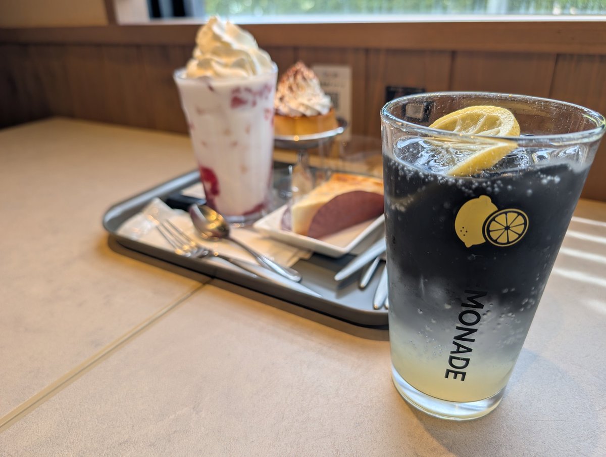 ahiru0013's tweet photo. 嫁と茶をしばきに。
ブラックレモネード、デトックス効果があるらしい https://t.co/YRAimsWG1N