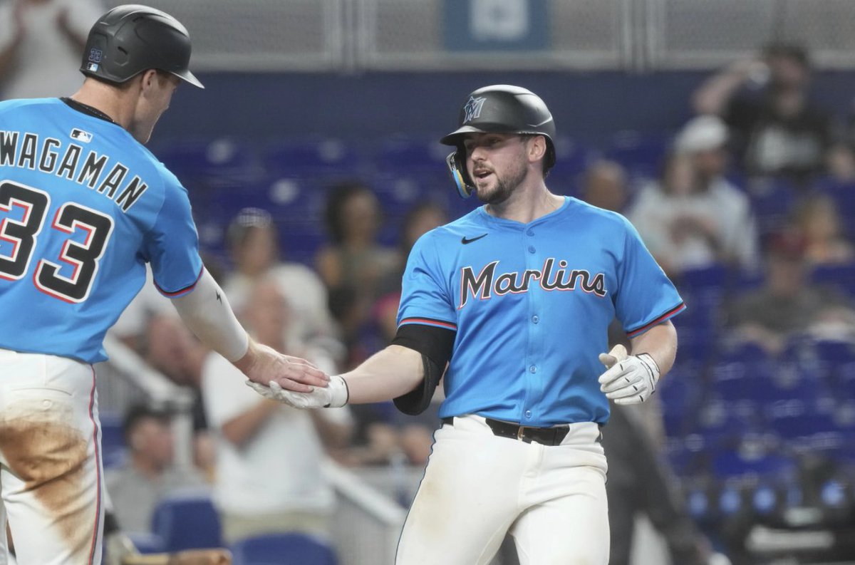 ChrisHudgison's tweet image. A Red Wolf continues to howl in MLB.

Arkansas State baseball alum Liam Hicks is 1st among National League rookies in RBI (25), he's 2nd in batting average (.275).

More on the Marlins C/1B/DH: kait8.com/2025/06/13/ark…

(PHOTO: AP)