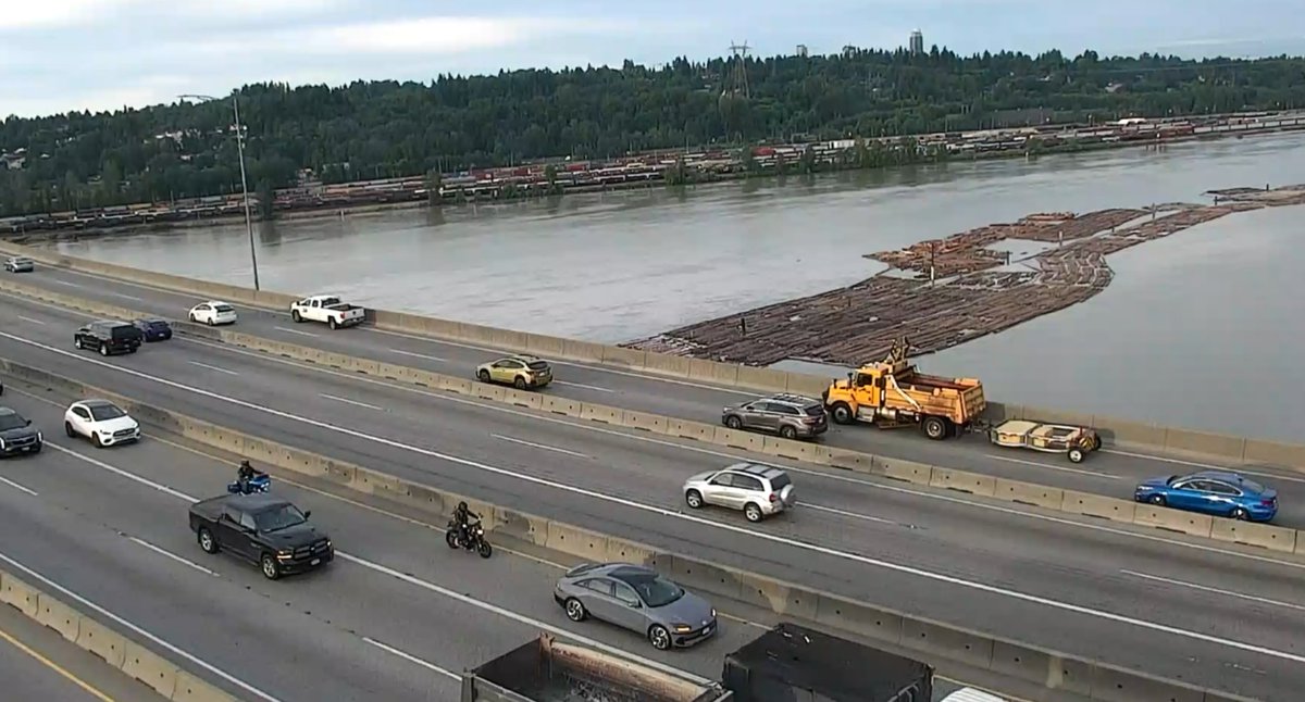 ⚠️#PortMannBridge - Eastbound vehicle stall is blocking the right #SurreyBC exit lane near the west end. Watch for crews on scene. #CoquitlamBC
