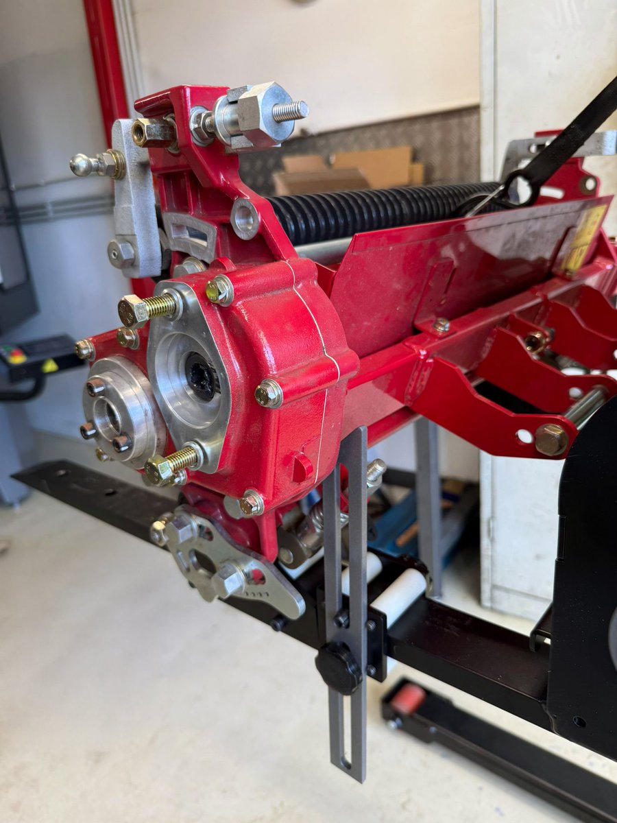 On the Road With Foley | Germany

Last week, Foley rep Arjen was on-site at Barthels Motorgeräte installing a 653 Reel Grinder, 673 Bedknife Grinder, and 900 Power Lift. He showed how the 900 simplifies reel loading and makes daily maintenance faster, safer, and more efficient.