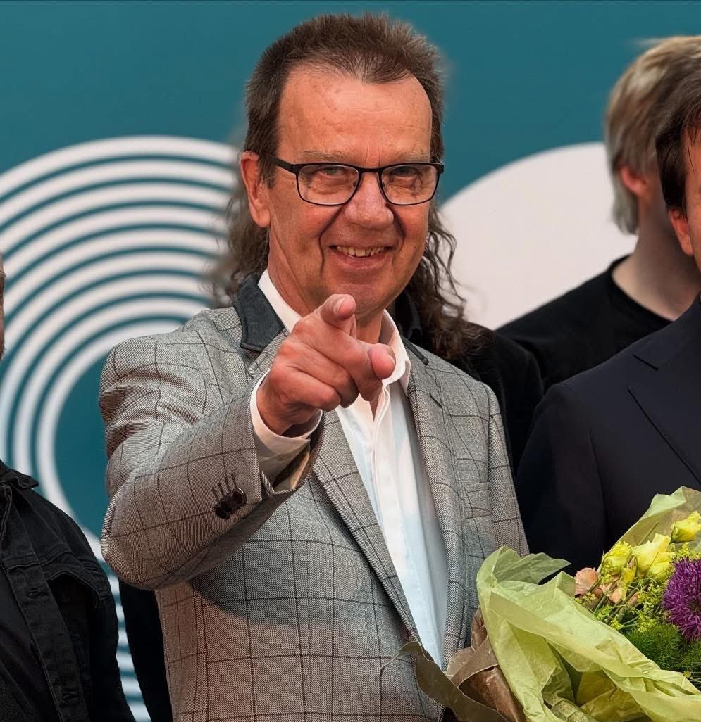 det är med djup sorg jag måste meddela att det står en långhårig person bakom Björn Skifs.  Han har alltså inte skaffat hockeyfrilla som jag först trodde.