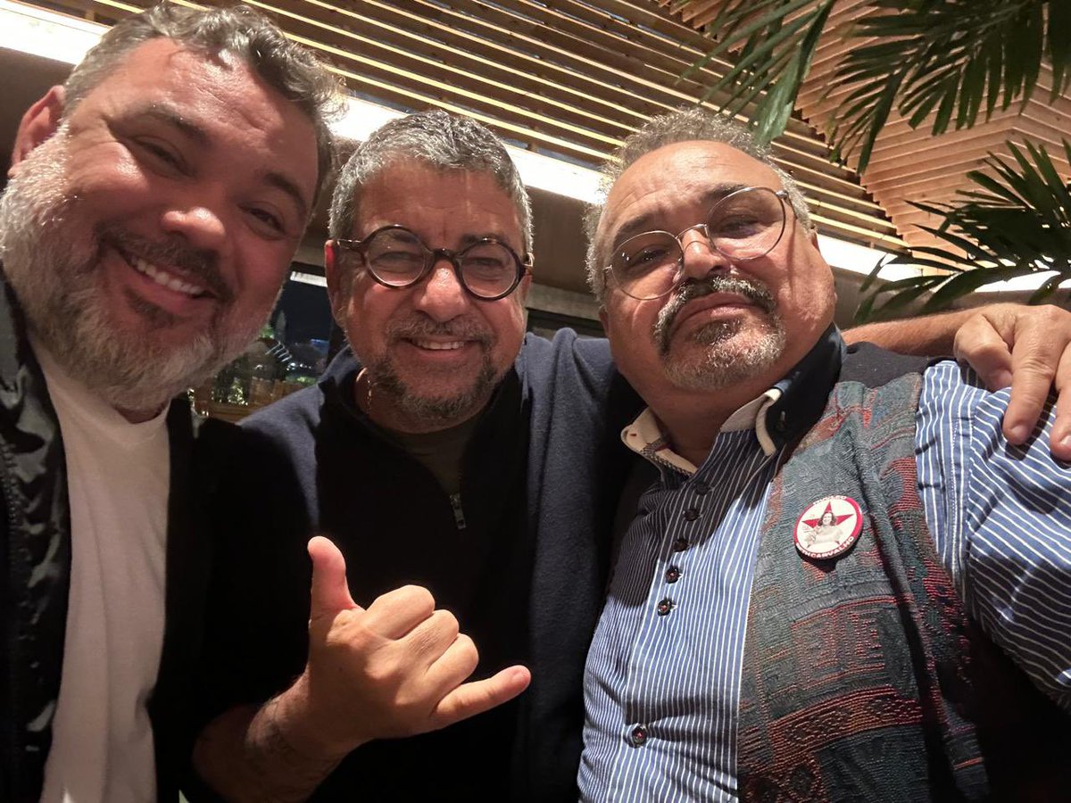 Everton Gomes (@evertongomesrj) on Twitter photo Noite especial com amigos <a href="/diegozeidan/">diegozeidan</a> , <a href="/albereslima/">Alberes Lima</a> futuros líderes do PT no Rio! Aproveitei pra conversar com o prefeito <a href="/Quaqua13_/">Washington Quaqua Oficial</a> sobre urgência da retomada do projeto de esquerda popular no Brasil. #PT #Liderança #Esquerda Noite especial com amigos <a href="/diegozeidan/">diegozeidan</a> , <a href="/albereslima/">Alberes Lima</a> futuros líderes do PT no Rio! Aproveitei pra conversar com o prefeito <a href="/Quaqua13_/">Washington Quaqua Oficial</a> sobre urgência da retomada do projeto de esquerda popular no Brasil. #PT #Liderança #Esquerda