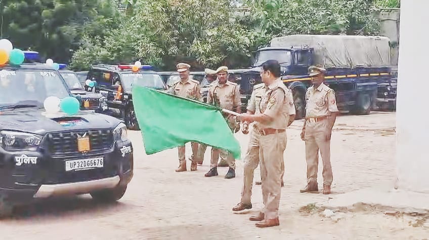 sultanpurpolice's tweet photo. #SP_STR @ipskunwaranupam के निर्देशन में #ASP_STR द्वारा हरी झण्डी दिखाकर #UP_Dial_112 नई गाड़ी को जनपद सुलतानपुर में सक्रिय किया गया । यह वाहन जीपीएस सिस्टम, वायरलेस सेट, हाई इंटेंसिटी लाइट्स, सायरन सिस्टम एवं अन्य पुलिसिंग उपकरणों से सुसज्जित है। https://t.co/wgGGVrLza5