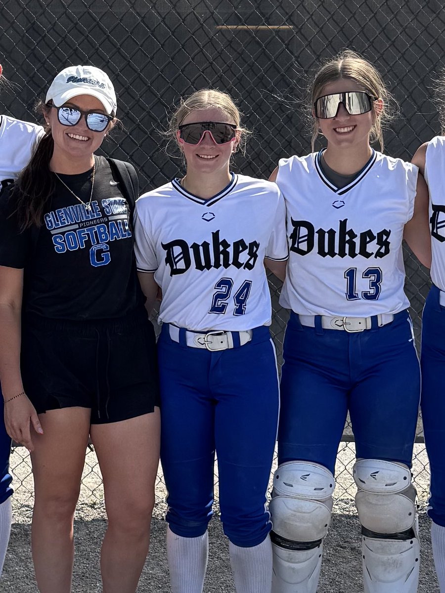 baileyoldaker29's tweet photo. I had a great time last week in #Toledo at the #ladydukes 🥎 camp getting to meet and learn from @CoachSingTexas @lmaulden15 @kayla_noch and as always @CoachScoone 
@ToledoSoftball 
@prstaggs @oliviaadyan https://t.co/avOyPzKXSU