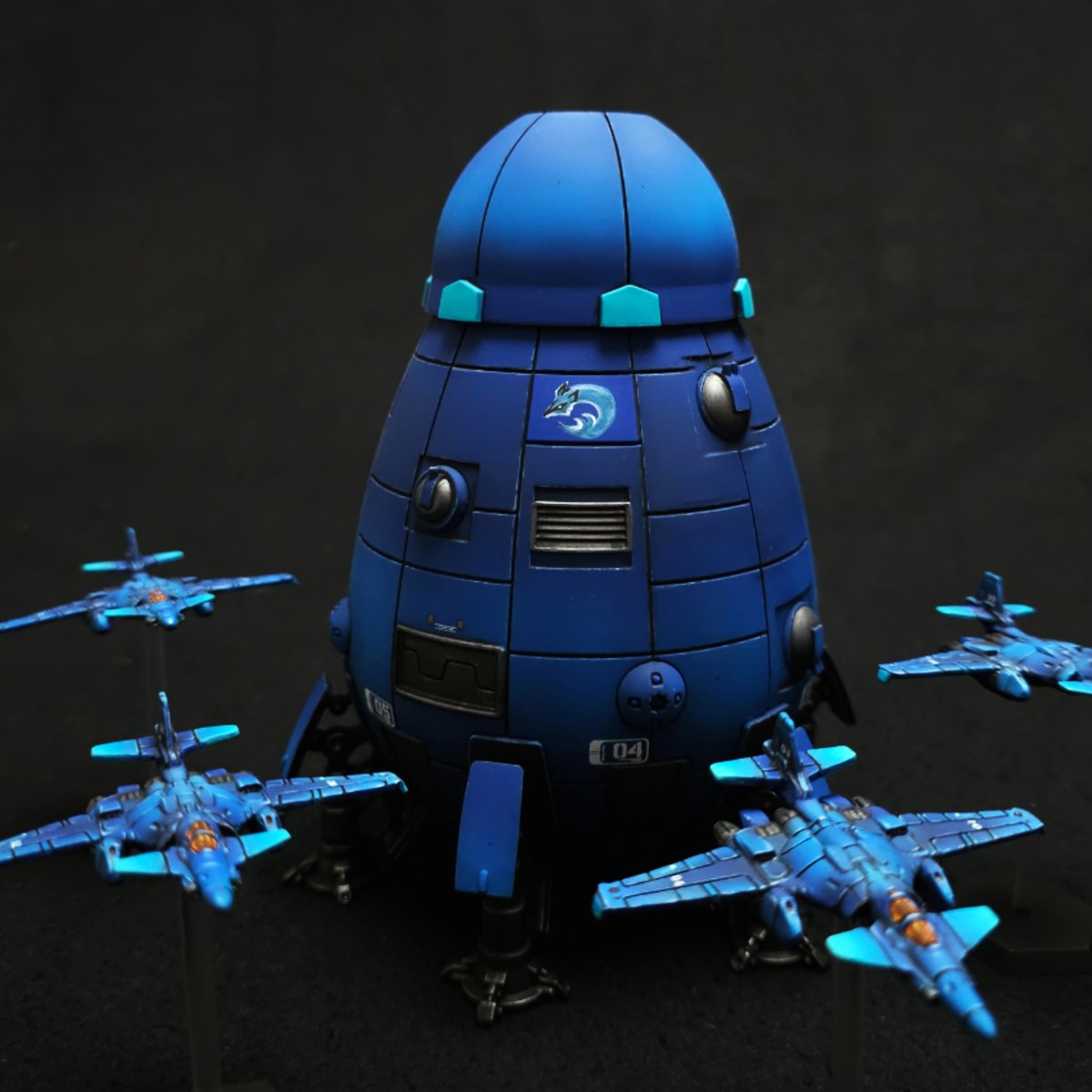 Kamykus1's tweet image. Overlord-C dropship, Tiburon Khanate (Clan Sea Fox), escorted by four Visigoth aerospace fighters.