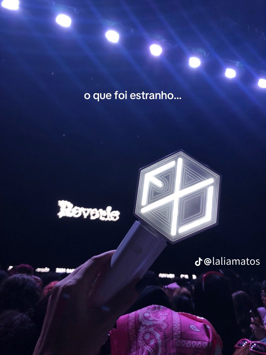 isa VAI VER O SKZ NO RIR tweet media