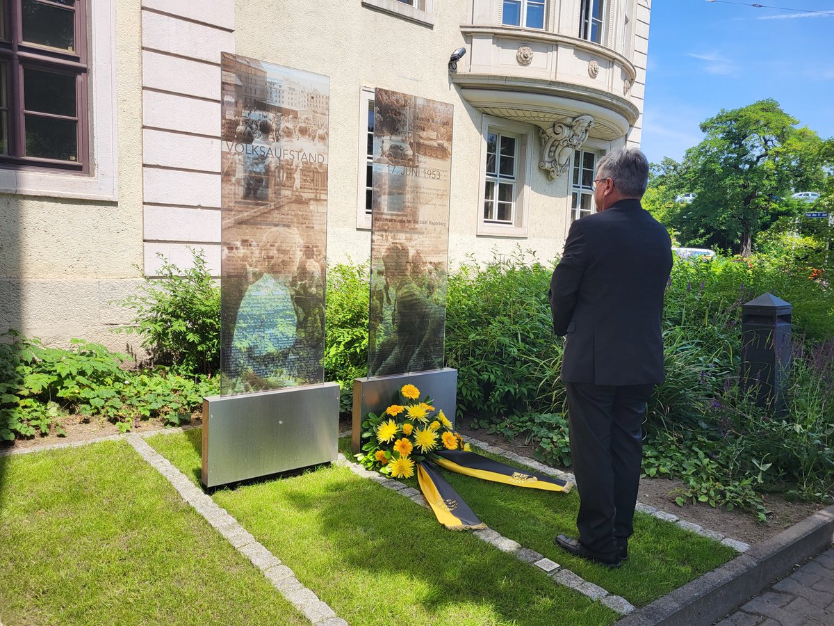 Heute jährt sich der Volksaufstand in der DDR zum 72. Mal. In Gedenken an den Mut der Demonstrierenden und die Opfer des Aufstands legte Staatssekretär Klaus Zimmermann ein Blumengesteck nieder.
Mehr: lsaurl.de/BzhvaJ