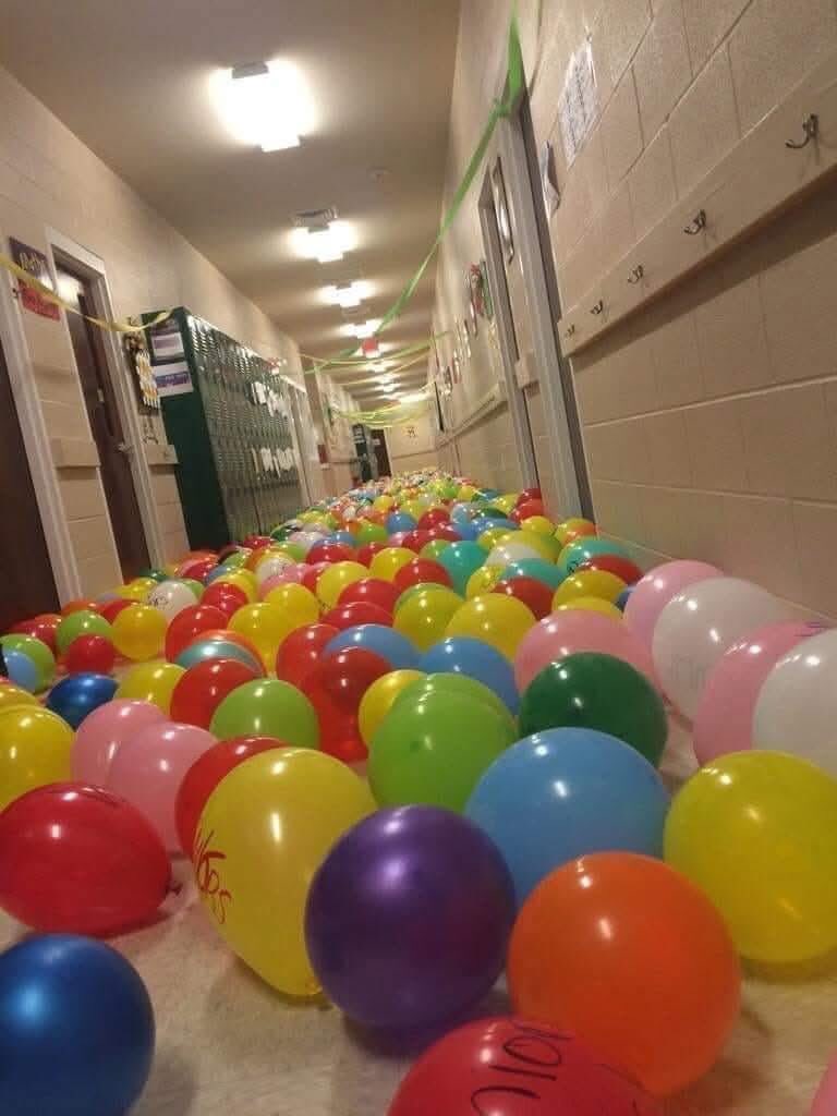 Un professeur a donné un ballon à chaque élève, qui devait le gonfler, écrire son nom dessus et le lancer dans le couloir. Le professeur a ensuite mélangé tous les ballons. Les élèves ont eu 5 minutes pour trouver leur propre ballon. Malgré une recherche mouvementée, personne n'a